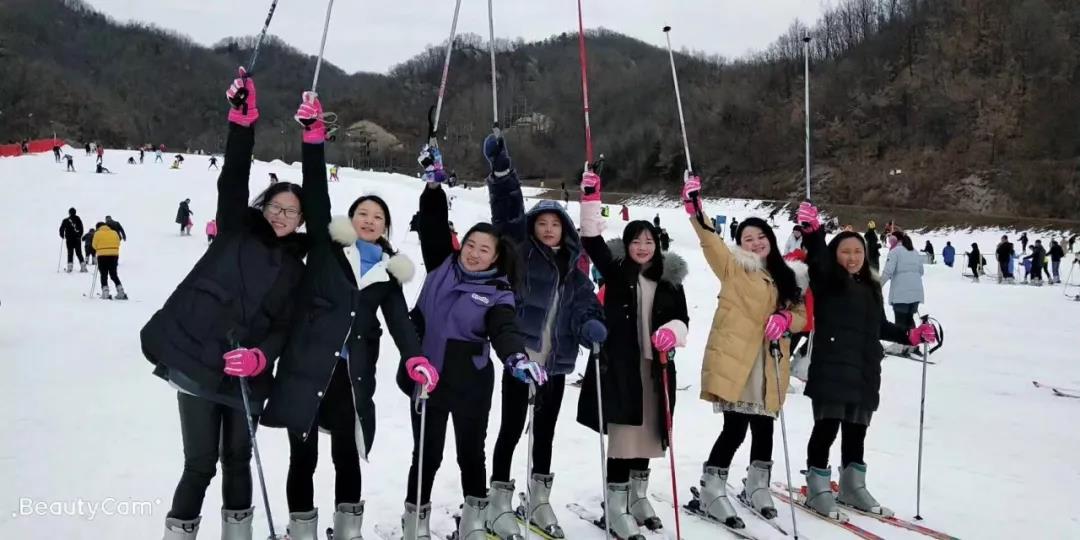 猿人山滑雪場(chǎng)下起入冬的第3場(chǎng)雪